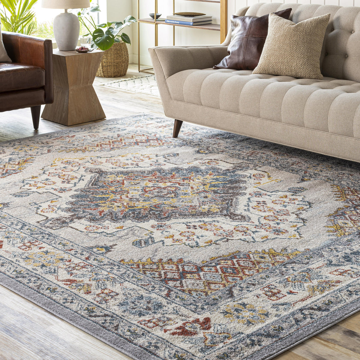 Tapis SURYA Jade oriental, médaillon bleu foncé, touches rouille et moutarde sur fond gris, vue 9