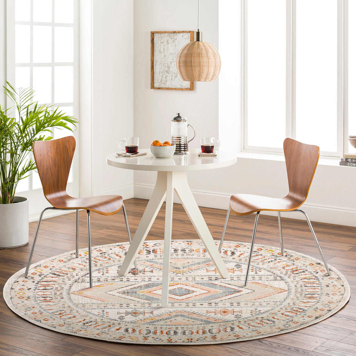 Tapis rond SURYA Jaipur bohème, motif de frises rose, bleu ciel et moutarde sur fond blanc cassé