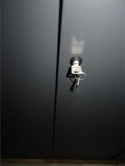 Armoire de bureau LES TENDANCES Briko métallique anthracite avec serrure à clé