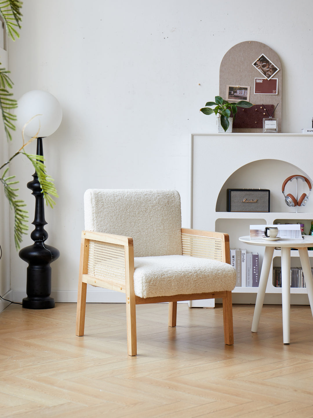 Fauteuil de salon Nordlys en bois massif et cannage blanc BORGO