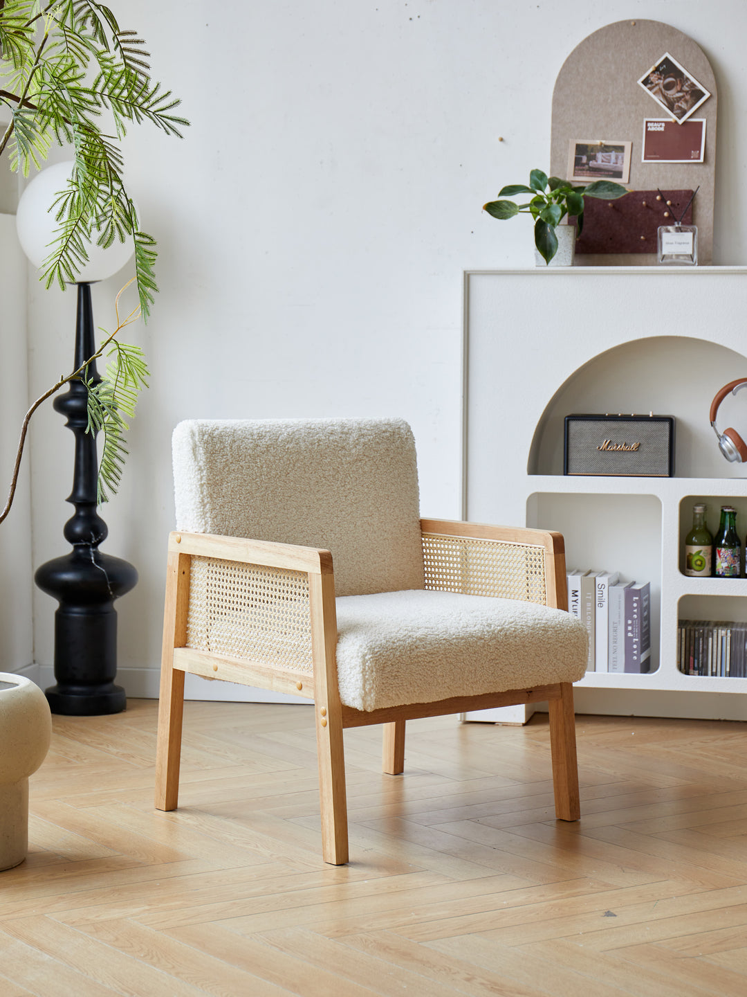 Fauteuil de salon Nordlys en bois massif et cannage blanc BORGO