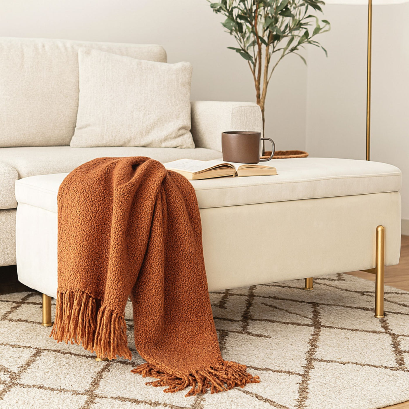 Banc coffre LES TENDANCES Inora en velours naturel et pieds doré 110 cm