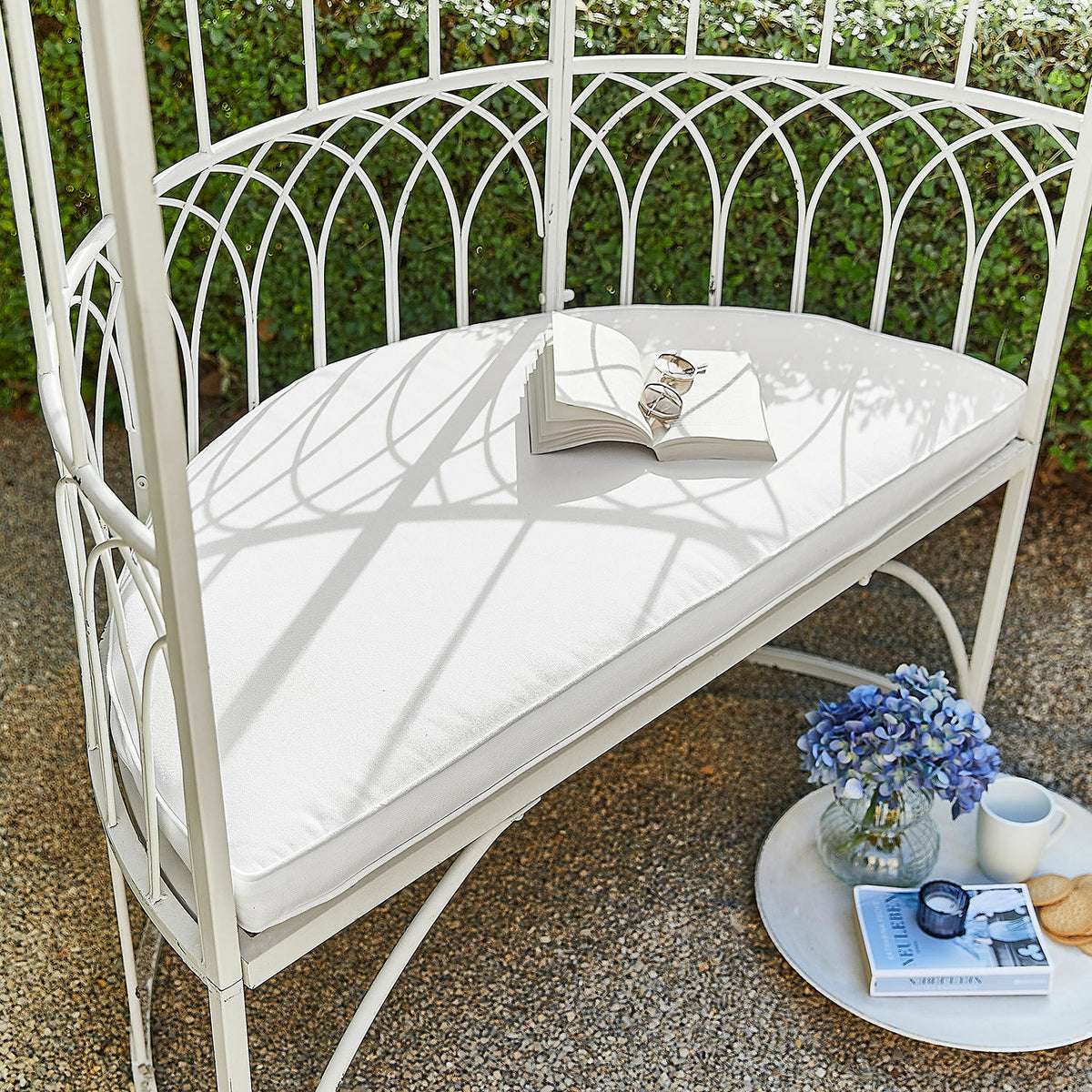 Banc LOBERON Rivandelle en forme de gloriette blanc vieilli — photo produit
