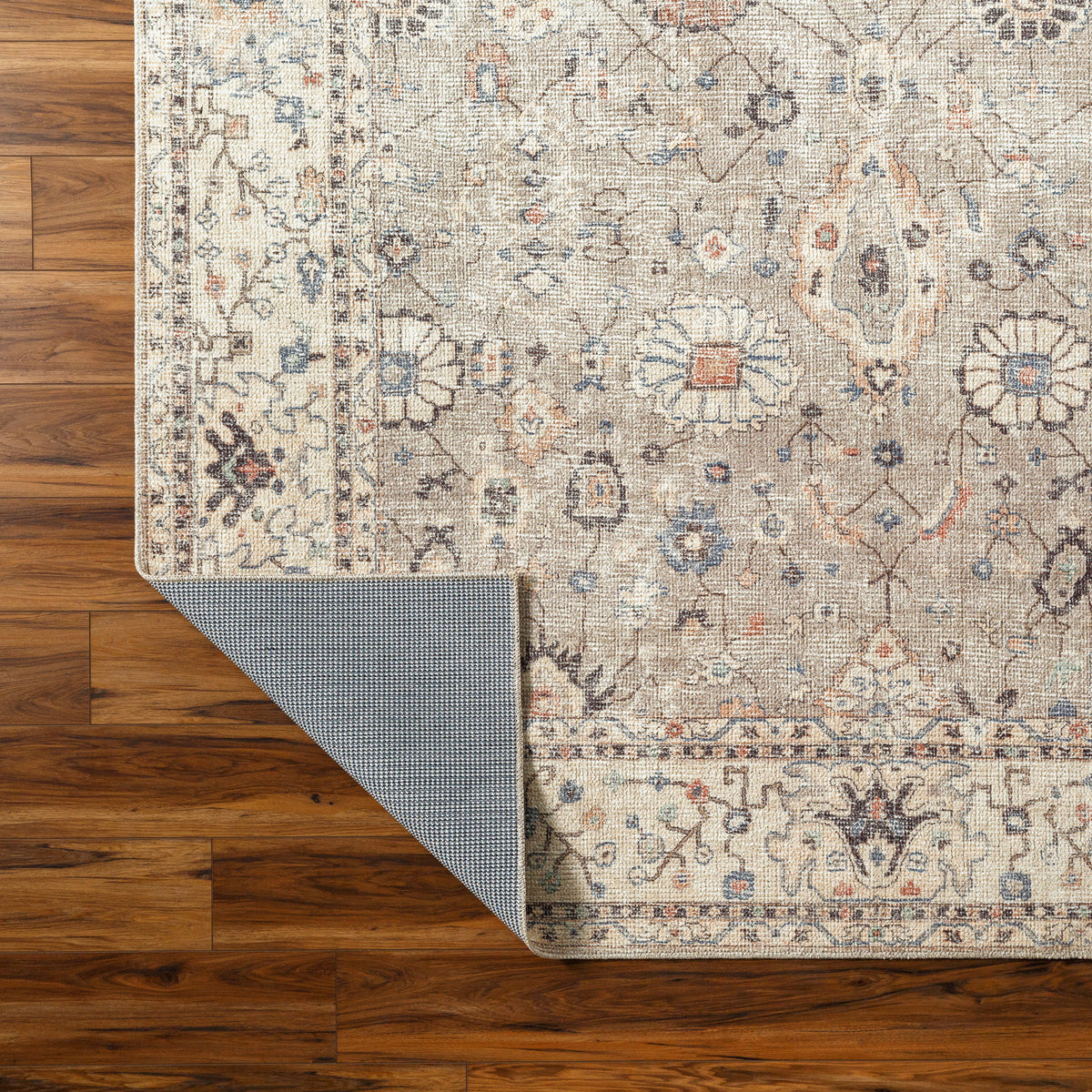Tapis Surya x Becki Owens Davina vintage oriental, motif patiné beige et taupe, vue 9