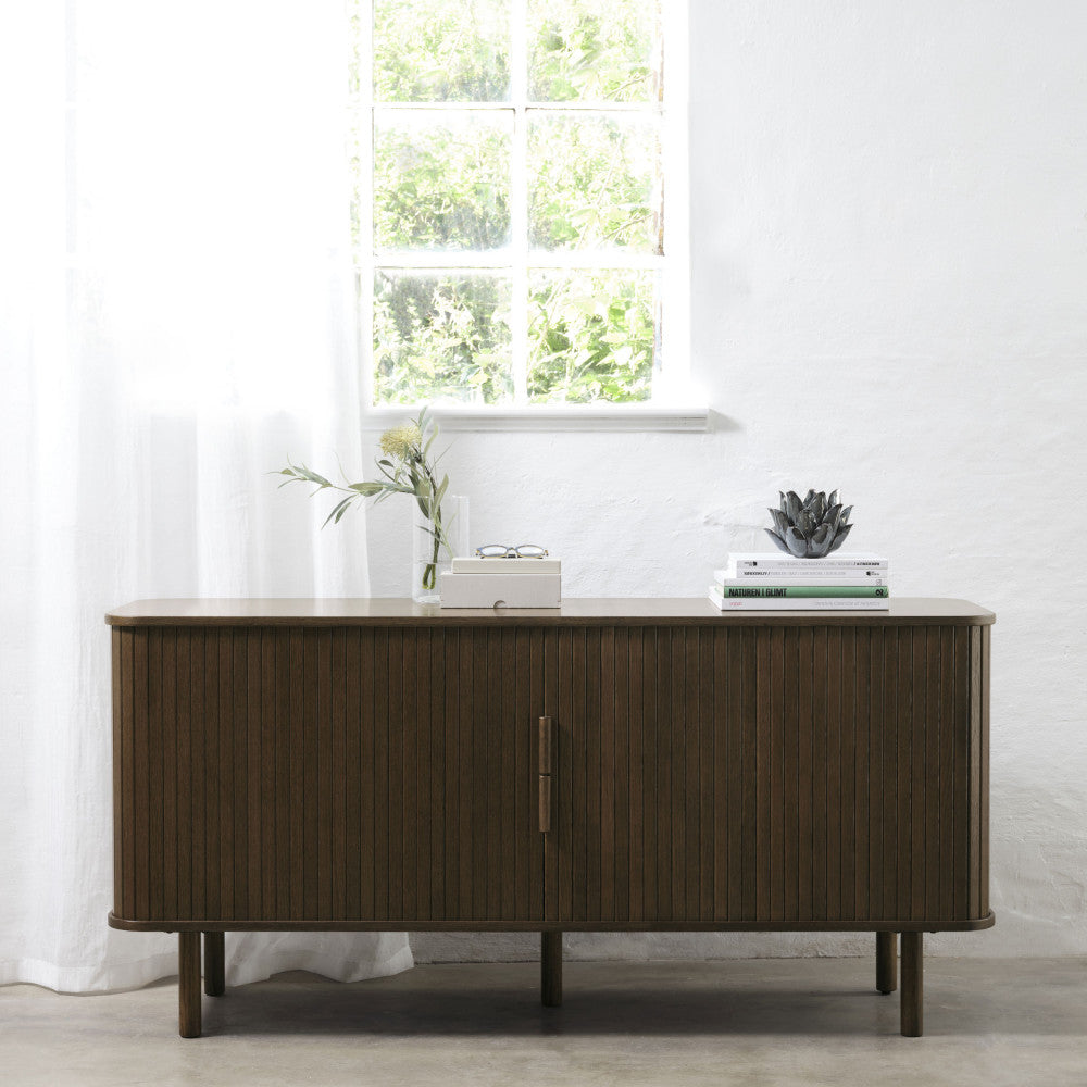 Buffet DRAWER Callan aux portes coulissantes en bois strié