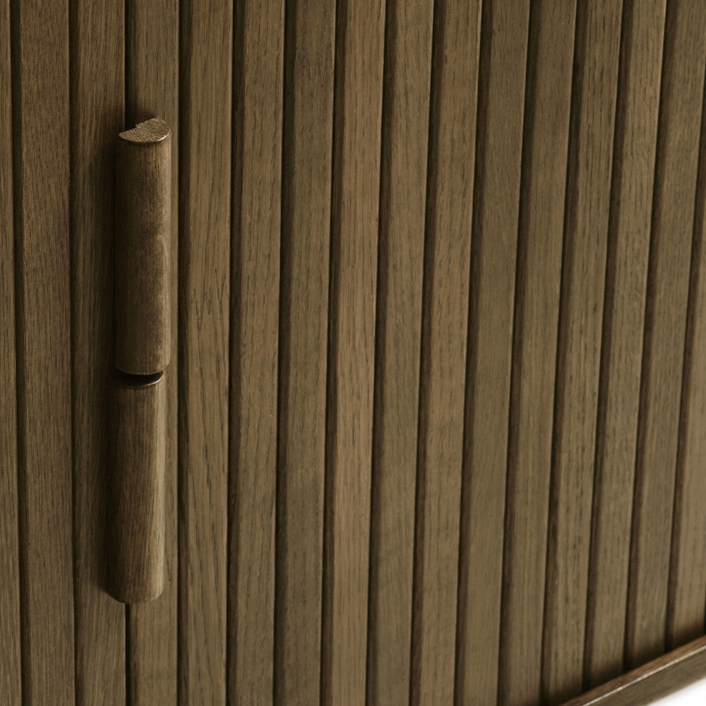 Buffet DRAWER Callan aux portes coulissantes en bois strié