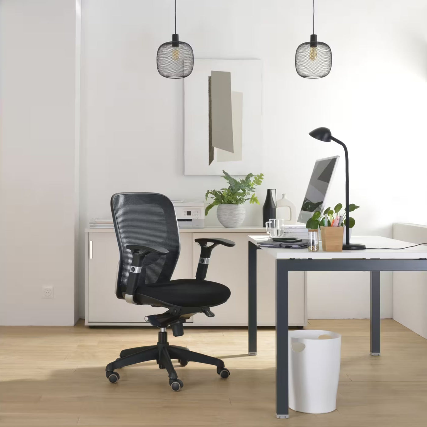 Chaise de bureau ANZIO - Dossier en maille avec accoudoirs- Soutien lombaire- Mécanisme synchrone- Pieds noir