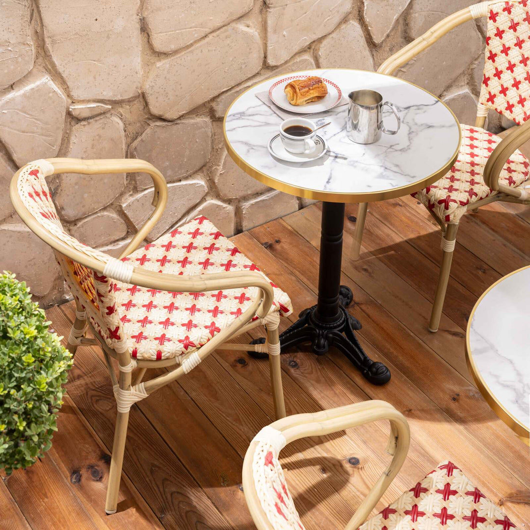 Lot de 4 chaises de jardin bistrot parisien MADELEINE en aluminium et rotin synthétique avec accoudoirs, motif en croix rouge
