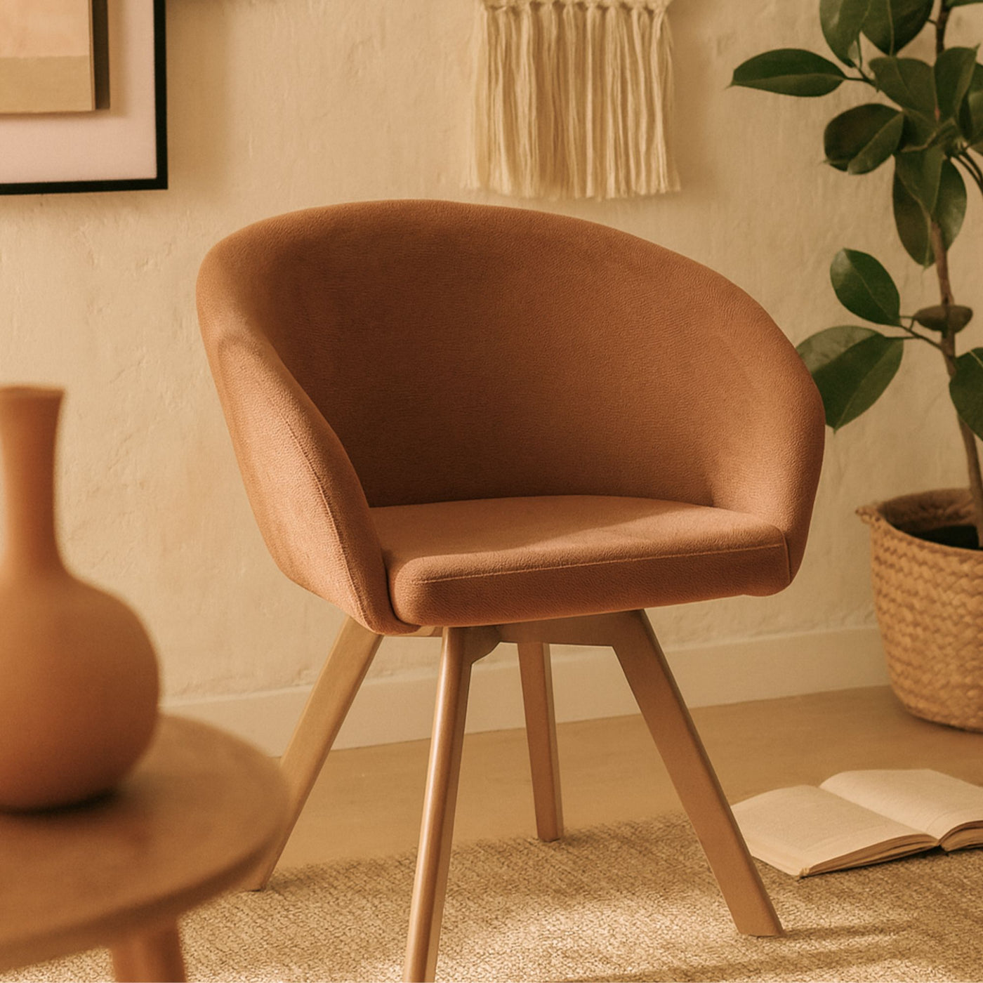 Chaise giratoire KAVE HOME Marvin en tissu chenille marron et pieds en bois de chêne finition noyer