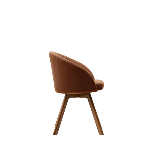 Chaise giratoire KAVE HOME Marvin en tissu chenille marron et pieds en bois de chêne finition noyer