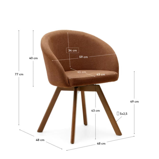 Chaise giratoire KAVE HOME Marvin en tissu chenille marron et pieds en bois de chêne finition noyer