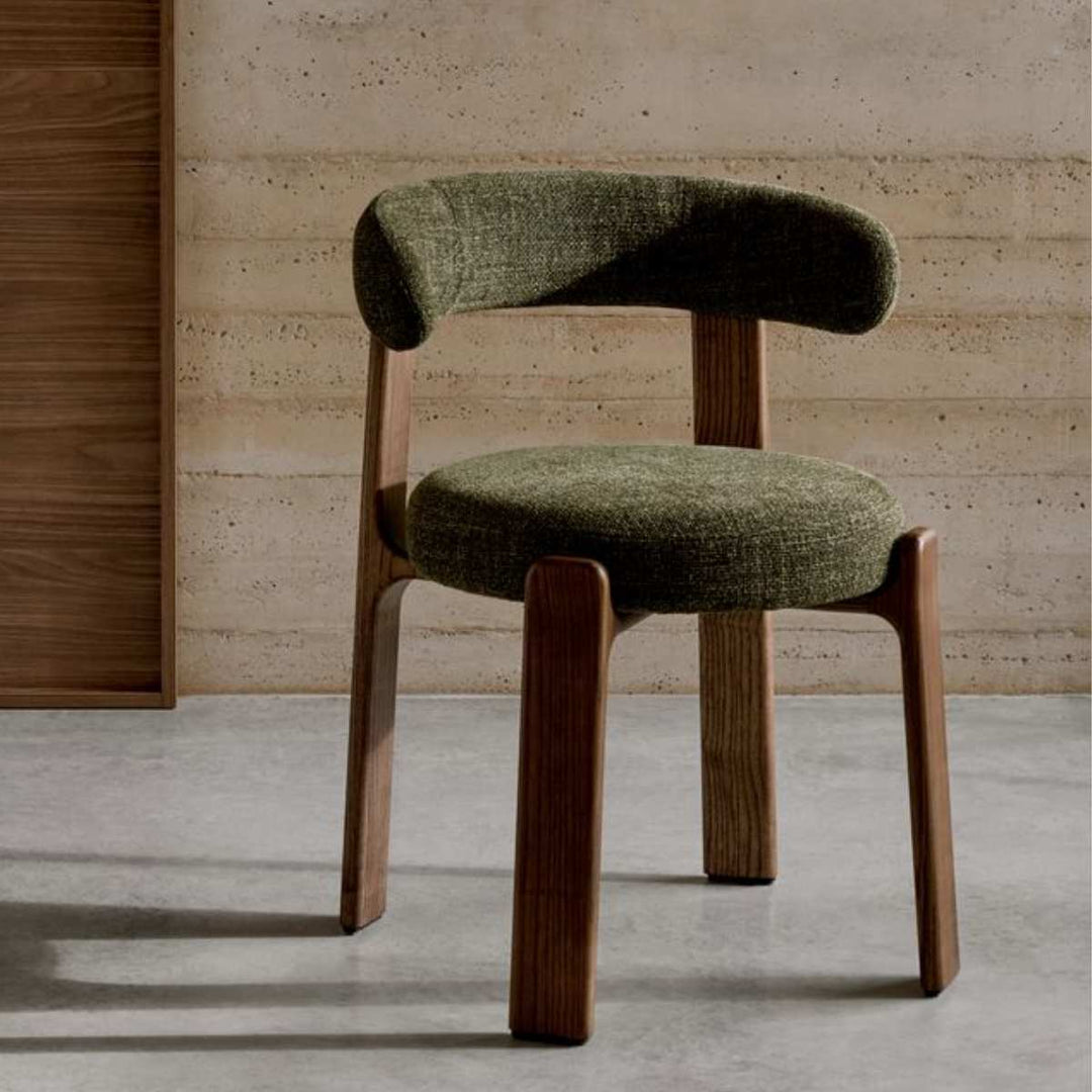 Lot de 4 Chaises Granite KAVE HOME en tissu chenille vert et bois de frêne finition noyer FSC 100%