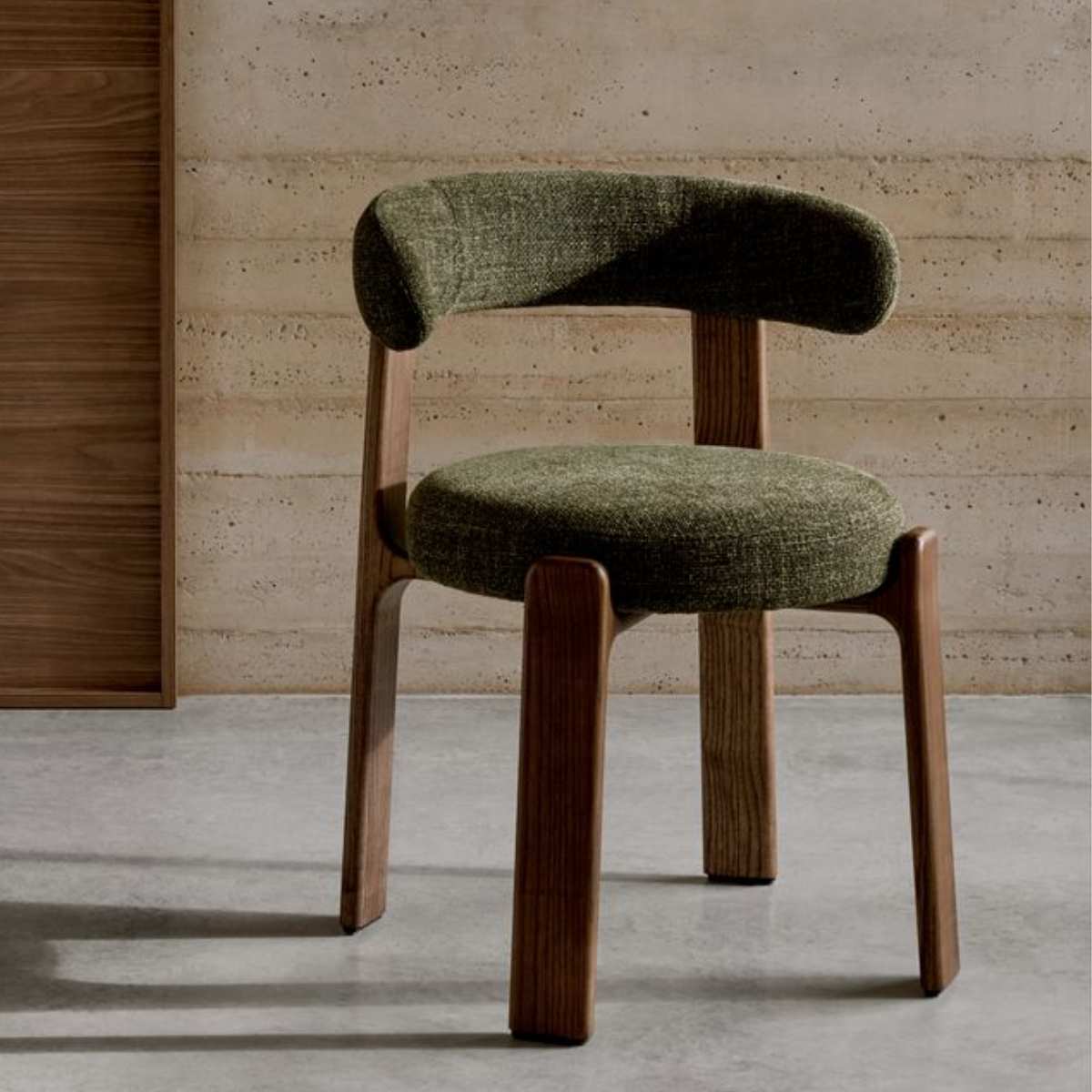 Lot de 4 Chaises Granite KAVE HOME en tissu chenille vert et bois de frêne finition noyer FSC 100%