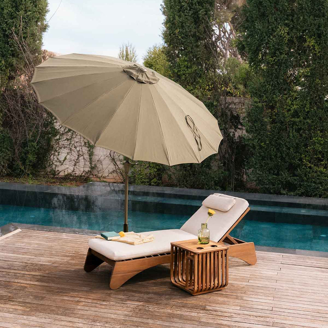 Bain de soleil inclinable Lorent en bois d’acacia et tissu The Masie