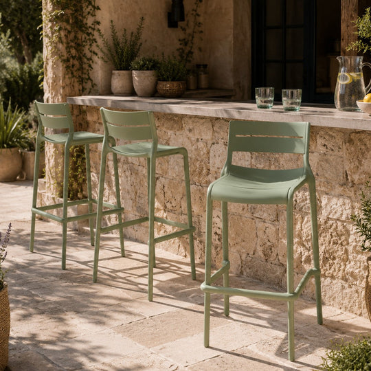 Lot de 4 chaises de jardin haute en plastique Oviala PANAME vert sauge