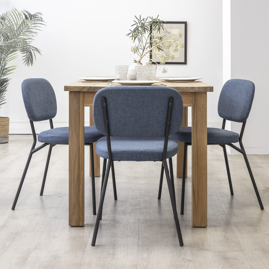 une table et 4 chaises en tissu bleu dans un salon