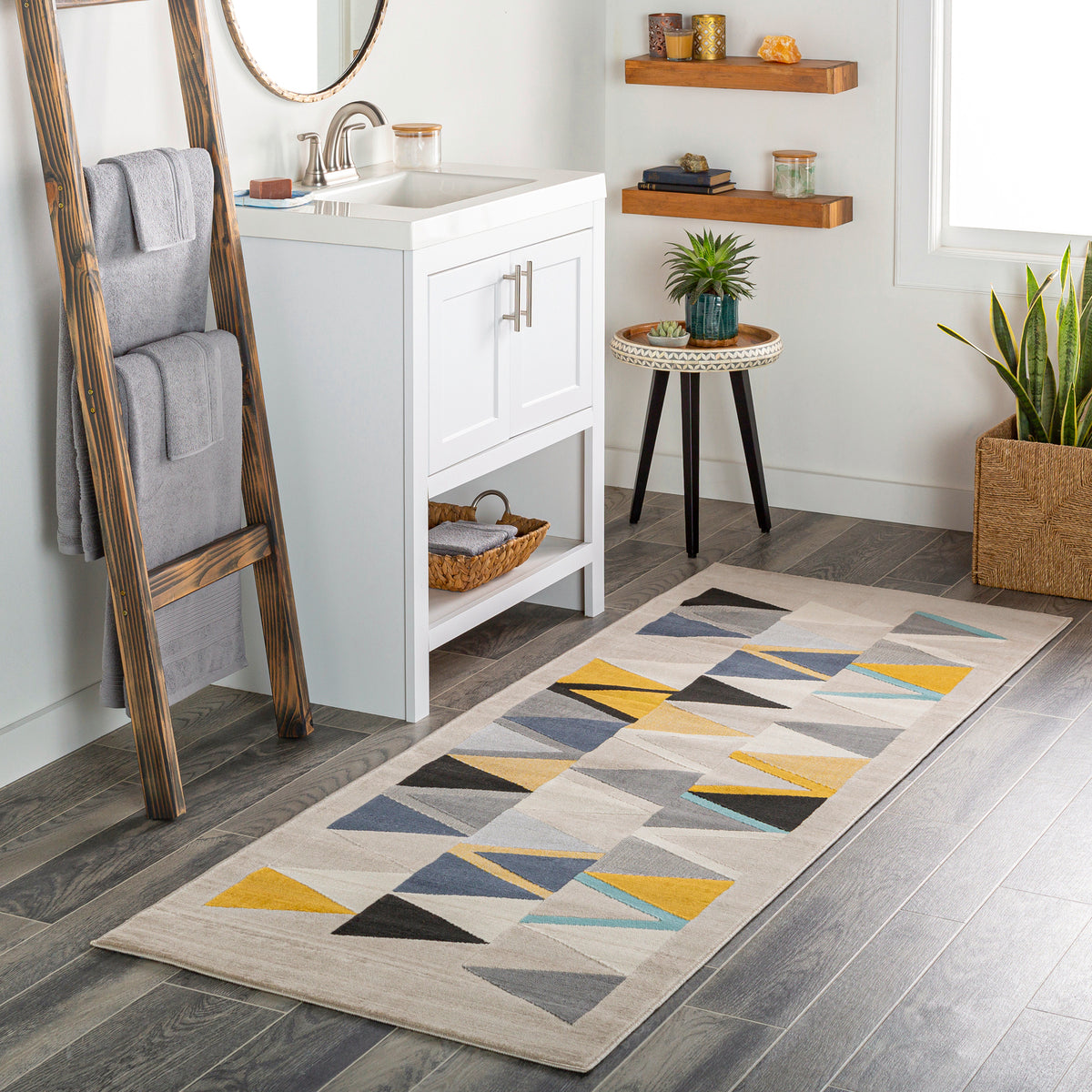 Tapis de couloir SURYA Milano scandinave, motif triangles moutarde, bleu, noir et gris sur fond beige