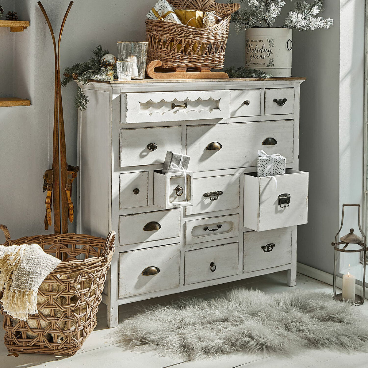 Commode Grayson blanc vieilli plateau bois LOBERON — photo produit