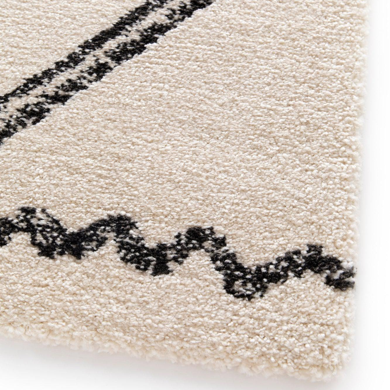 tapis épais berbère crème et noir. Vue 4 du tapis montrant des détails angle.