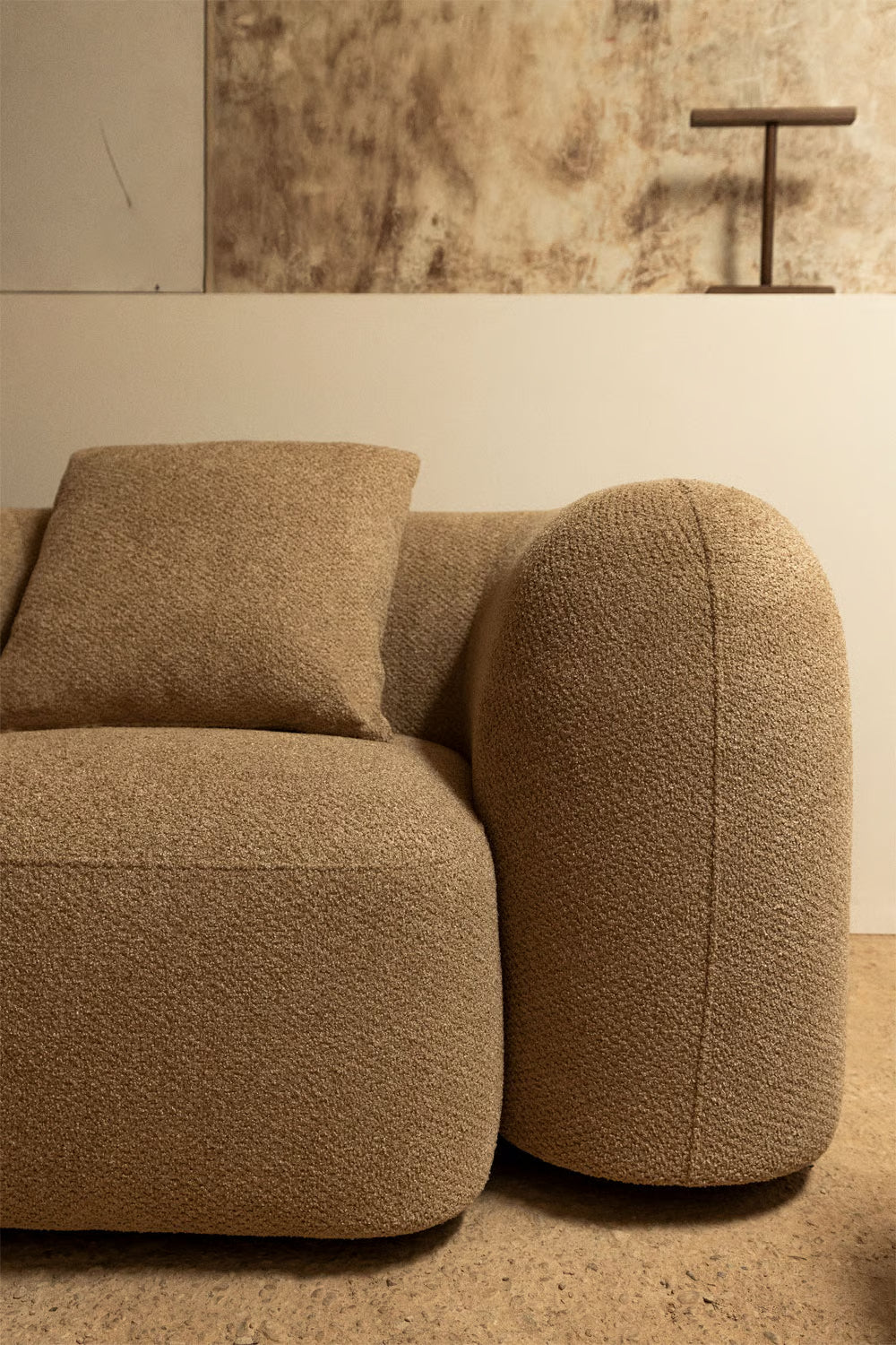 Fauteuil SKLUM Coco en tissu chenille épaisse brun latte