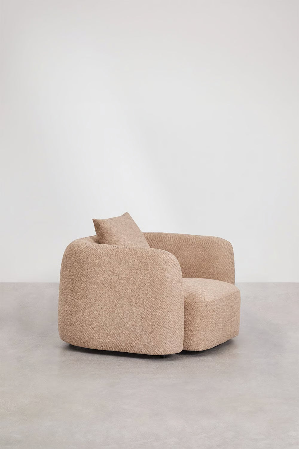Fauteuil SKLUM Coco en tissu chenille épaisse brun latte