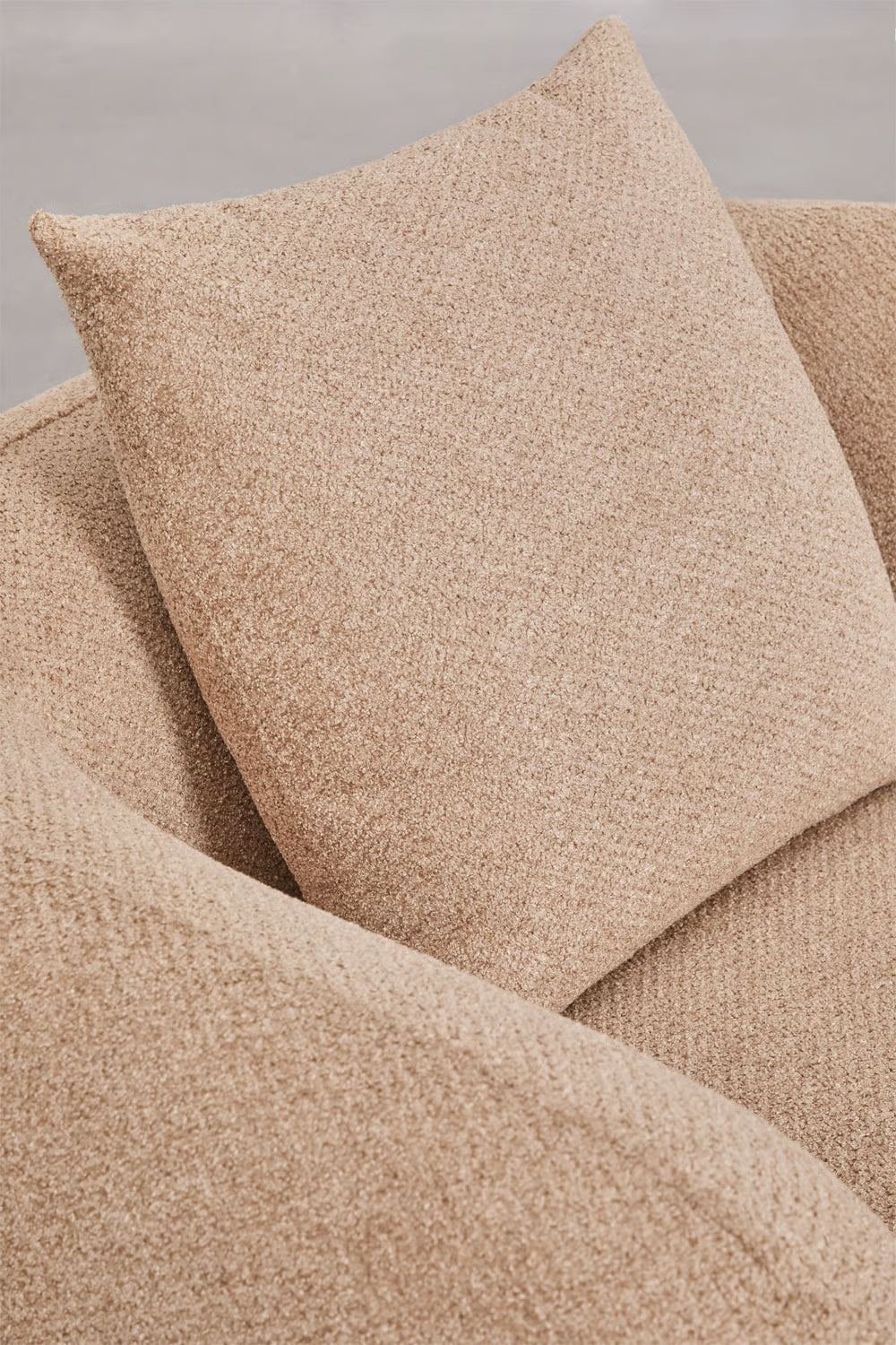 Fauteuil SKLUM Coco en tissu chenille épaisse brun latte