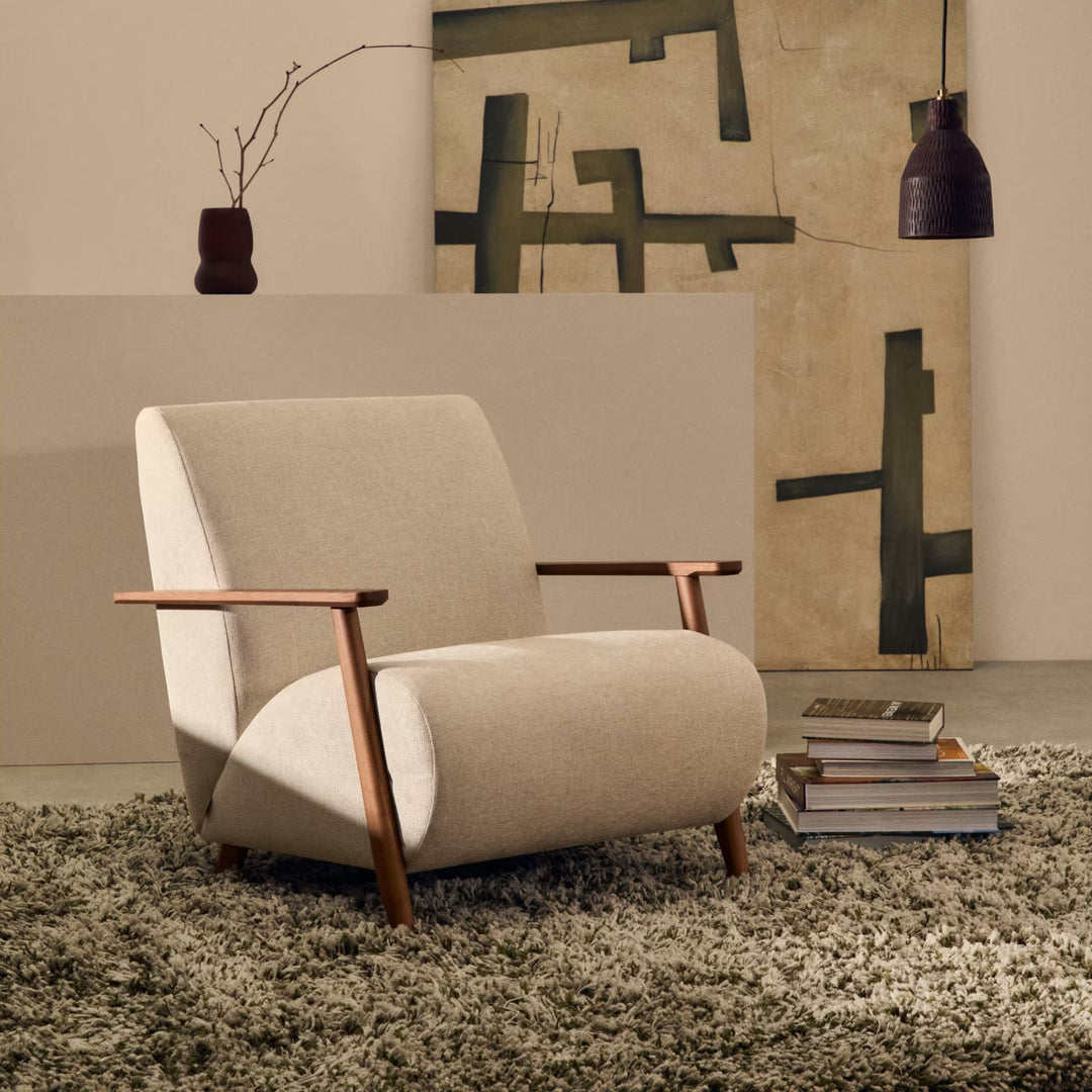 Fauteuil KAVE HOME Meghan en chenille perle et bois de frêne finition noyer