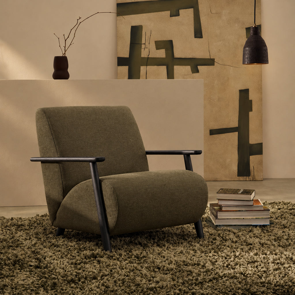 Fauteuil KAVE HOME Meghan en chenille vert et bois de frêne finition noir
