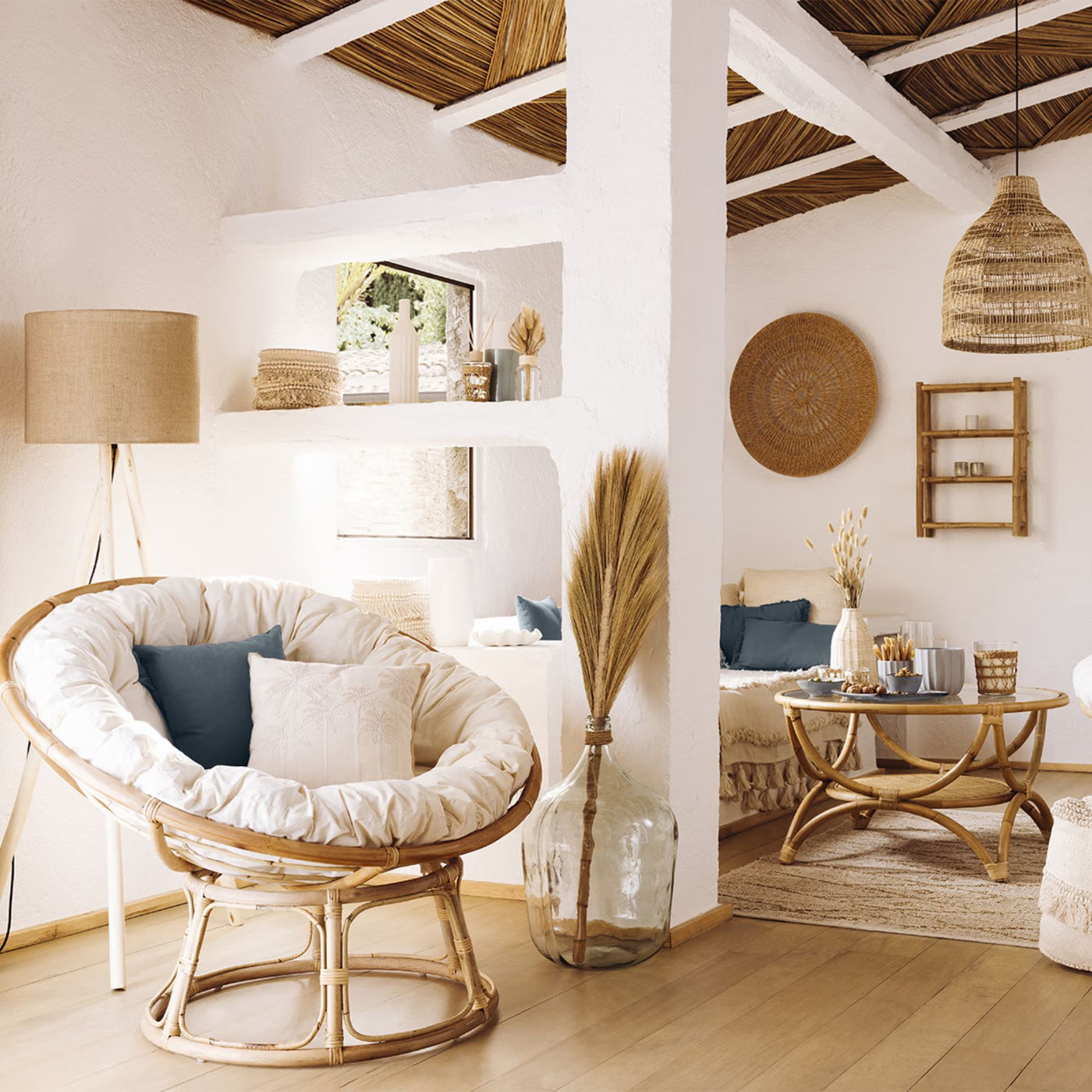 Fauteuil Papasan Seram en Rotin Beige avec Coussin Blanc Cassé