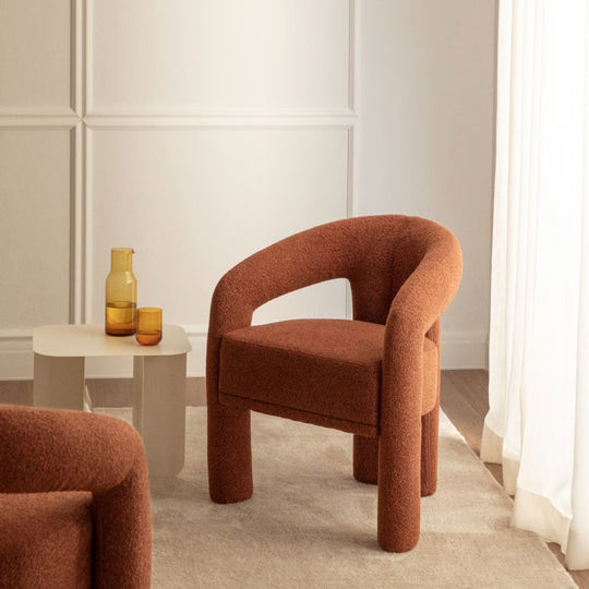 Fauteuil rembourré SKLUM Greca en tissu bouclé terracotta