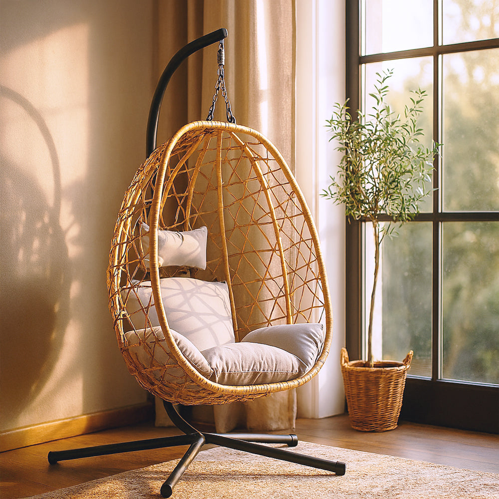 Fauteuil suspendu Cuzco en rotin naturel et coussins gris en intérieur mise en situation