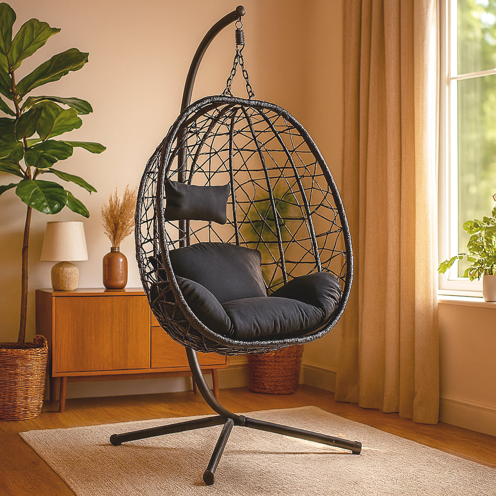 Fauteuil suspendu Cuzco en rotin noir en intérieur