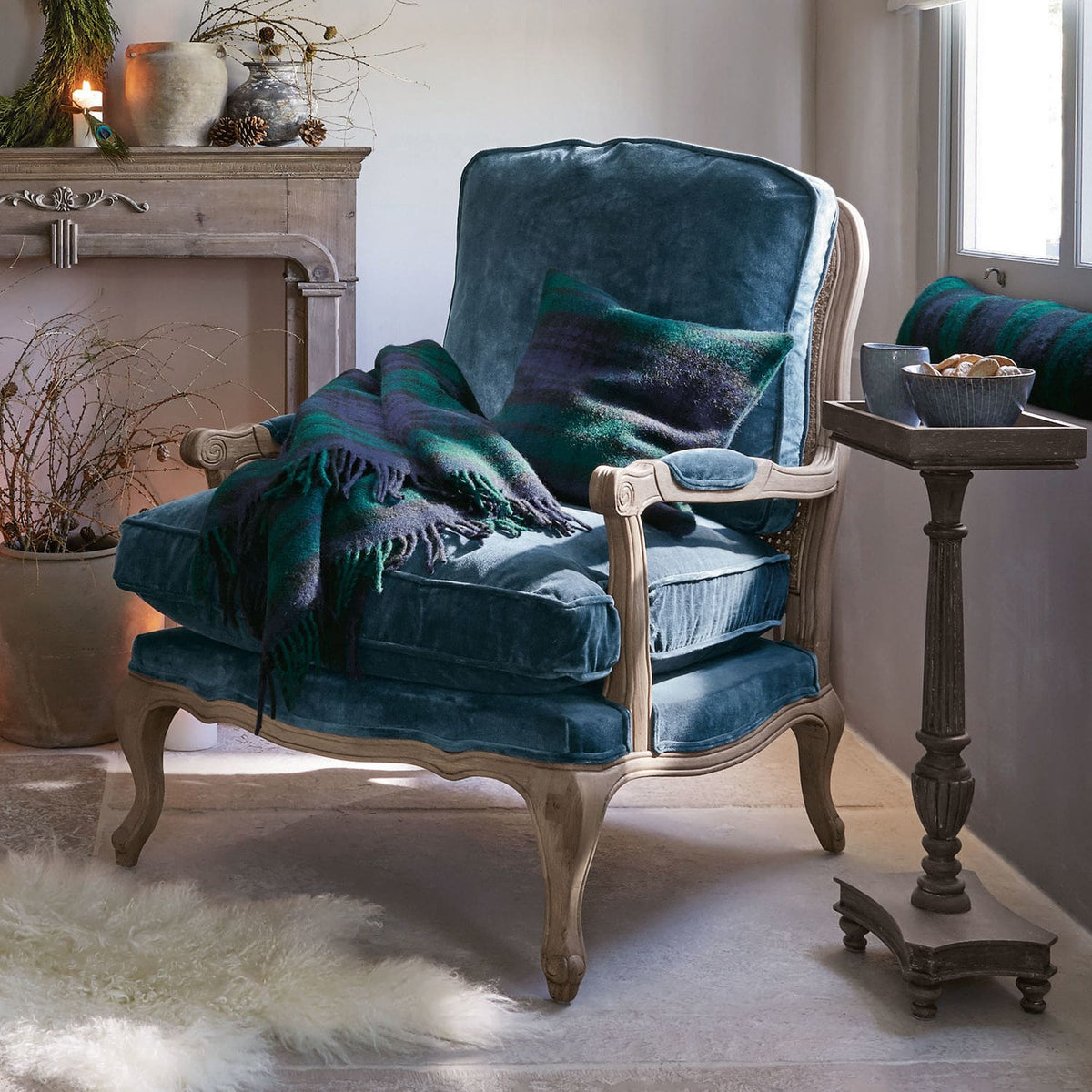 Fauteuil LOBERON Corlay en velours bleu — photo produit