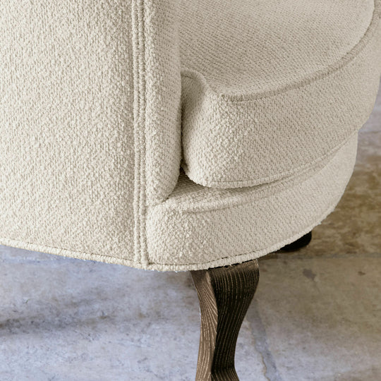 Fauteuil capitonné LOBERON Calgary en tissu bouclette crème — photo produit