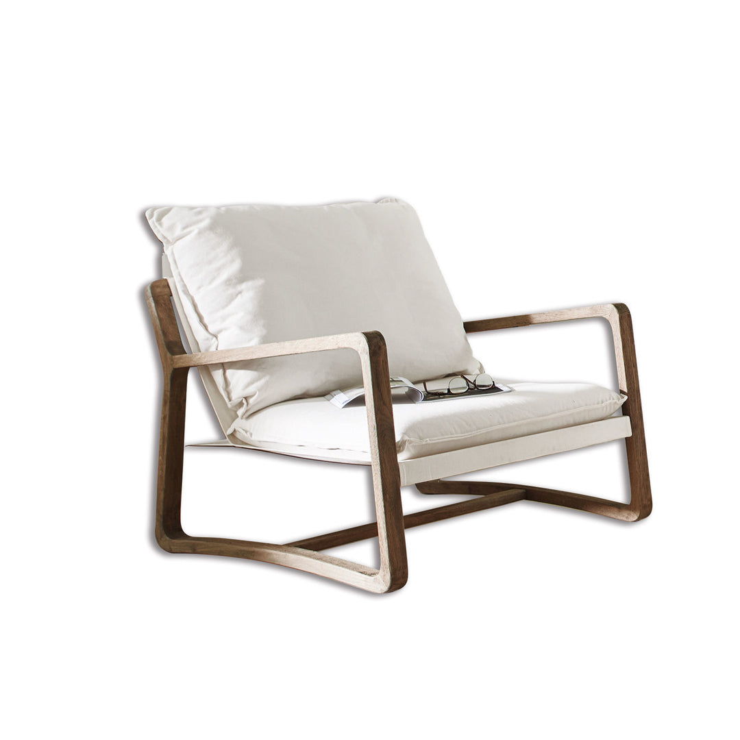 Fauteuil LOBERON Jowna en bois de chêne et tissu crème — photo produit