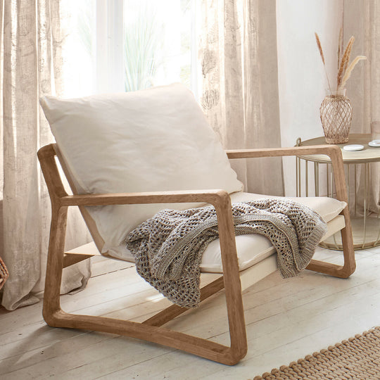 Fauteuil LOBERON Jowna en bois de chêne et tissu crème — photo produit