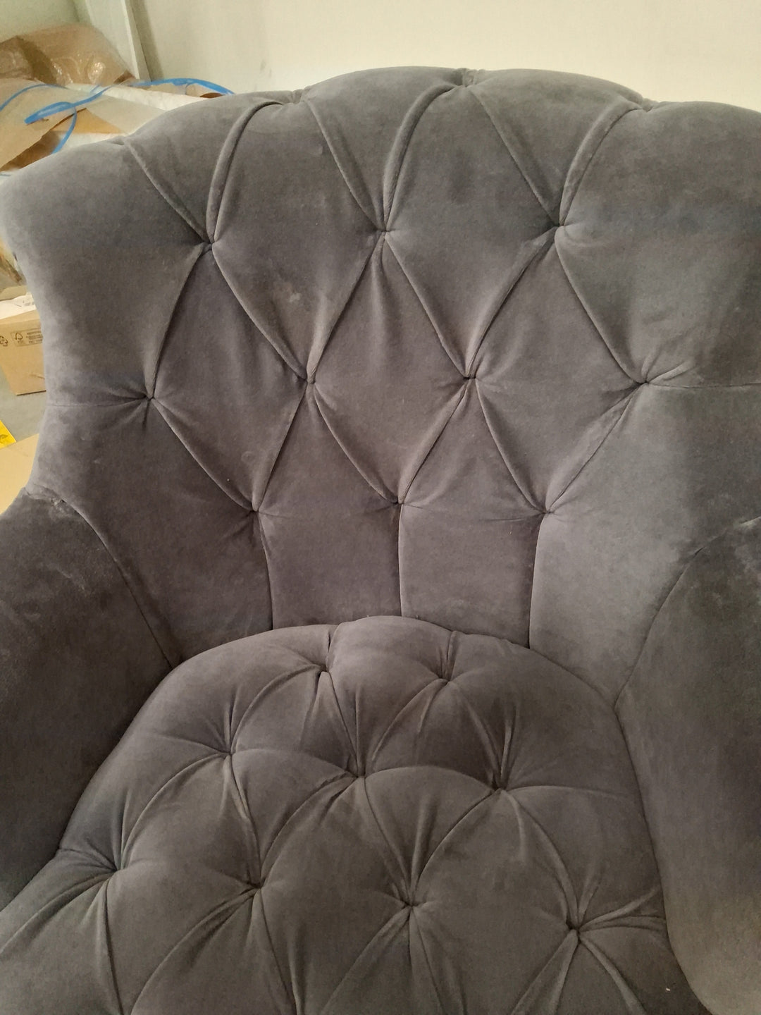 Fauteuil Chesterfield LOBERON Parranquet en velours gris — photo produit