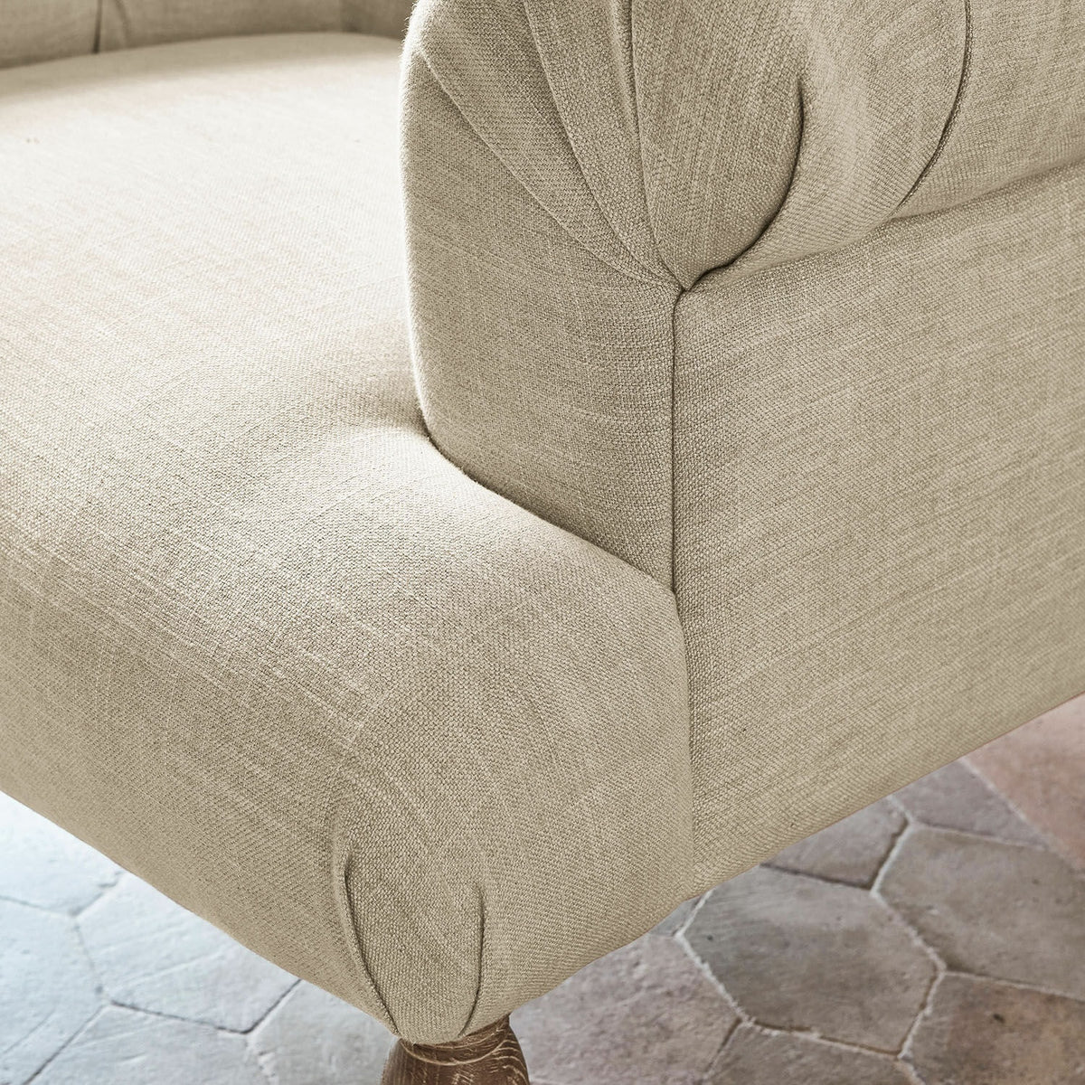 Fauteuil LOBERON Shambrook Chesterfield en tissu beige lin — photo produit