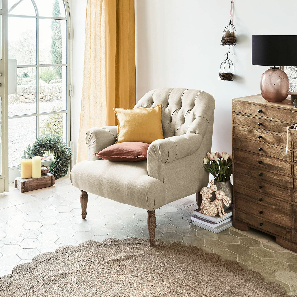 Fauteuil LOBERON Shambrook Chesterfield en tissu beige lin — photo produit