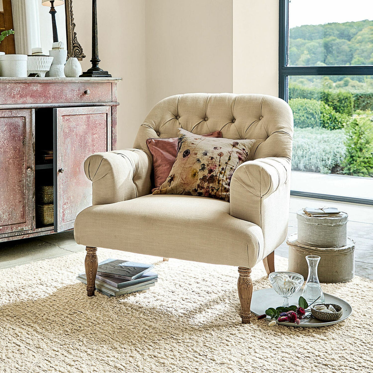 Fauteuil LOBERON Shambrook Chesterfield en tissu beige lin — photo produit