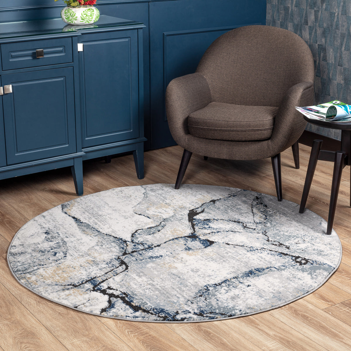 Tapis rond SURYA Berlin moderne, motif abstrait façon marbre bleu foncé sur fond ivoire, vue 9