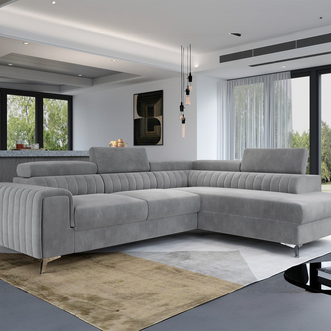 Canapé convertible d'angle droit LES TENDANCES Loza 5 places en velours gris avec appui-têtes réglables, coffre et pieds acier chromé