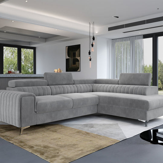 Canapé convertible d'angle droit LES TENDANCES Loza 5 places en velours gris avec appui-têtes réglables, coffre et pieds acier chromé