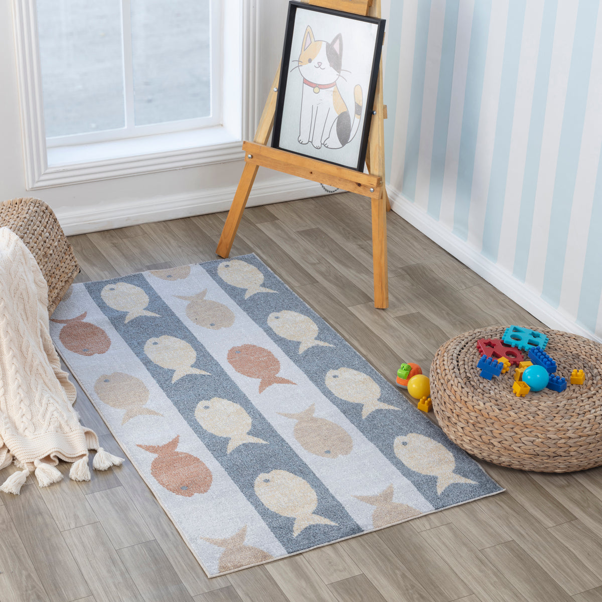 Tapis SURYA Pekin enfant, motif de poissons orange et beige sur bandes grises et ivoire