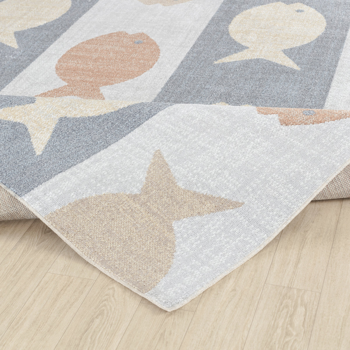 Tapis SURYA Pekin enfant, motif de poissons orange et beige sur bandes grises et ivoire, vue 4