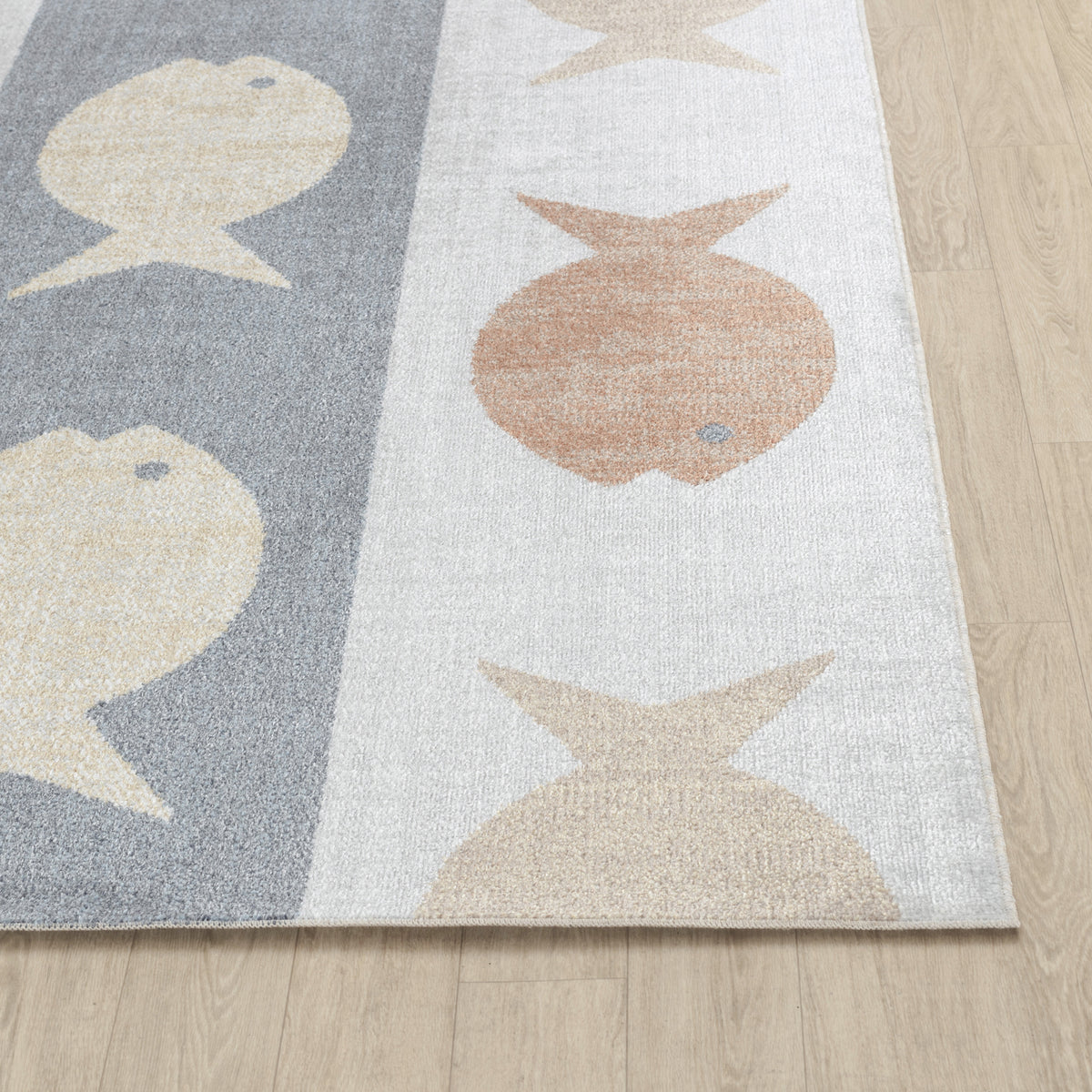 Tapis SURYA Pekin enfant, motif de poissons orange et beige sur bandes grises et ivoire, vue 5