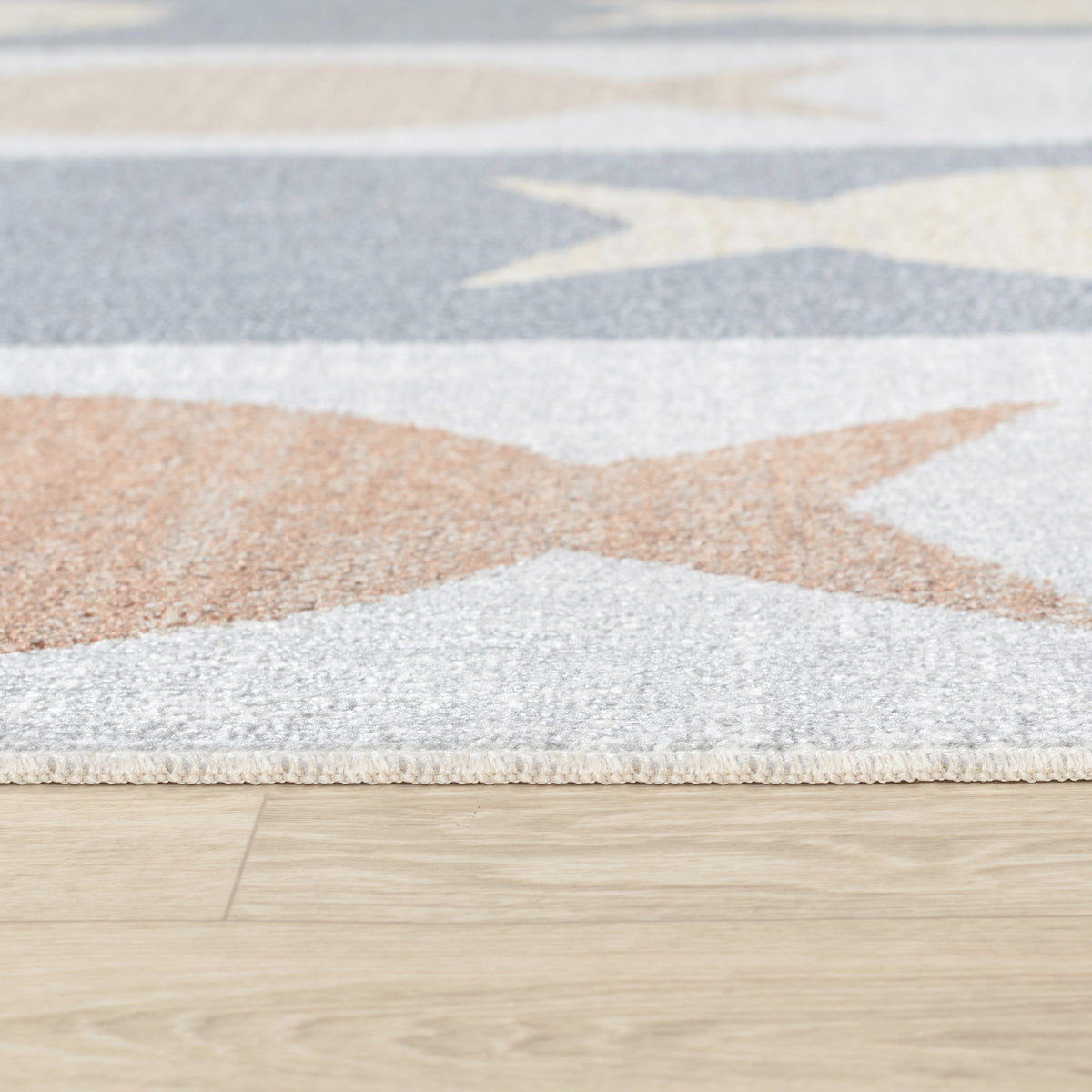 Tapis SURYA Pekin enfant, motif de poissons orange et beige sur bandes grises et ivoire, vue 7
