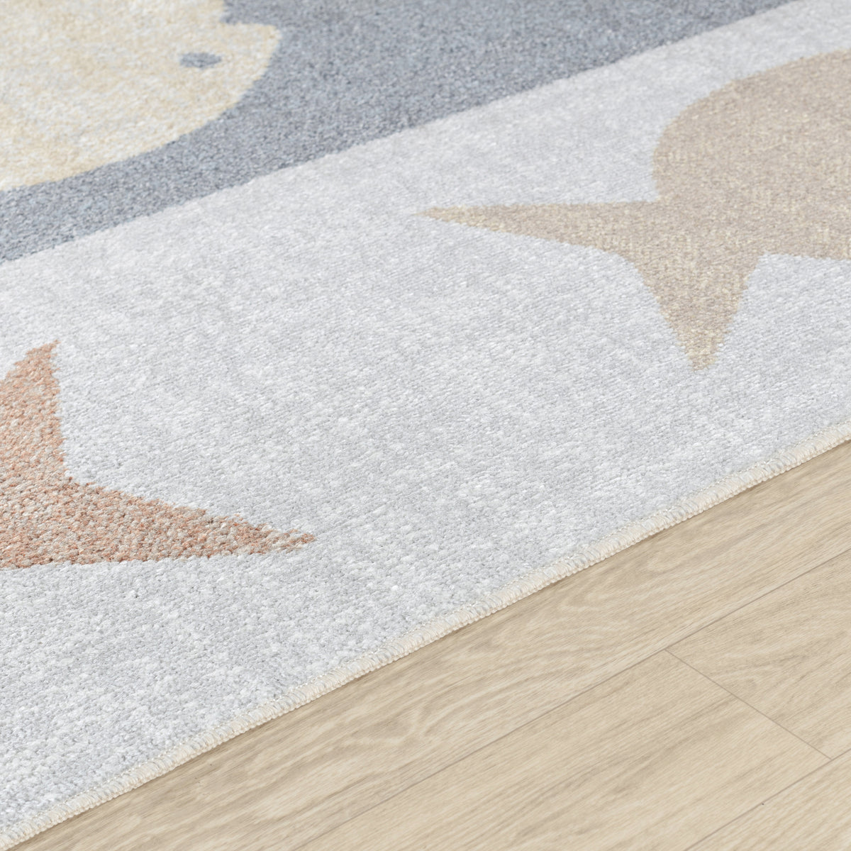 Tapis SURYA Pekin enfant, motif de poissons orange et beige sur bandes grises et ivoire, vue 3