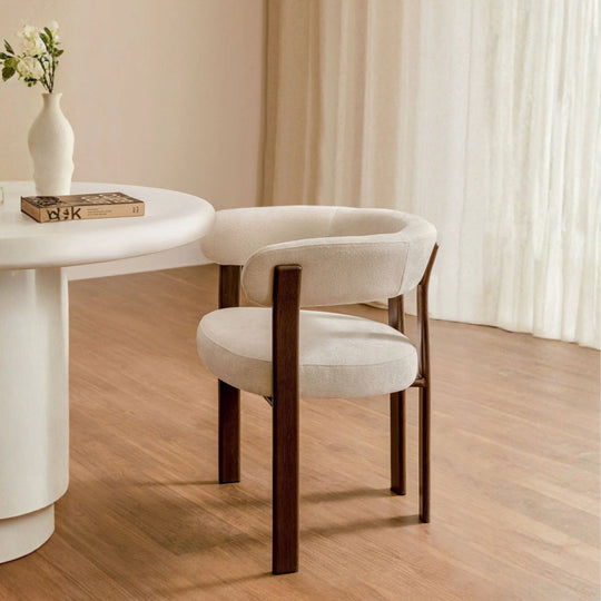 Lot de 2 chaises de salle à manger SKLUM Jolie avec accoudoirs en tissu chenille beige crème et bois marron foncé