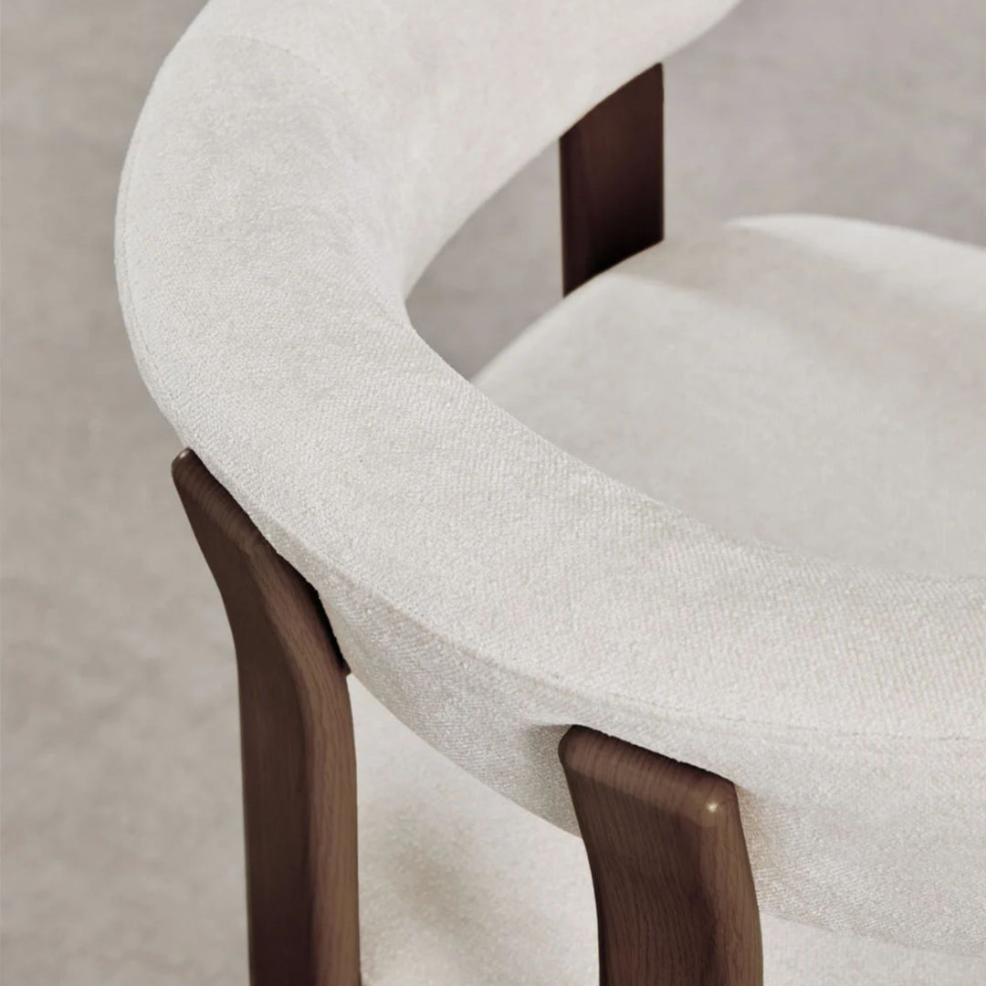 Lot de 2 chaises de salle à manger SKLUM Jolie avec accoudoirs en tissu chenille beige crème et bois marron foncé